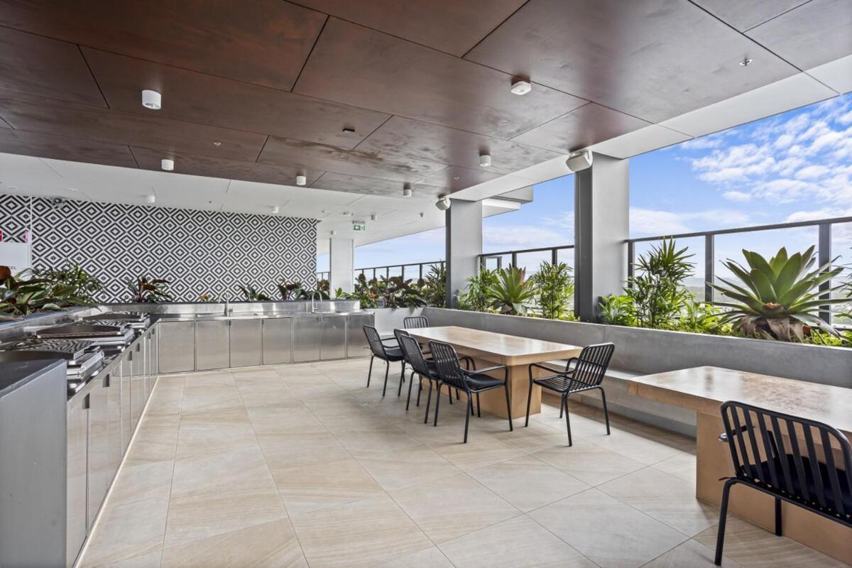 Southport Lux Floor Apartment
